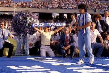 Maradona, en su presentación en Nápoles en 1984.