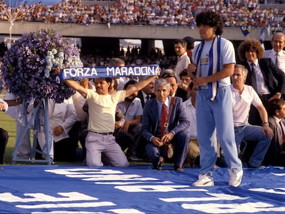 Maradona, en su presentación en Nápoles en 1984.