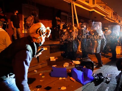 Manifestantes se enfrentan contra la policía en Filadelfia.