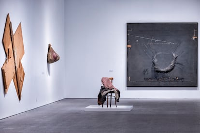 Una de las salas de la exposición, con 'Cadira i roba' en el centro de la imagen. 