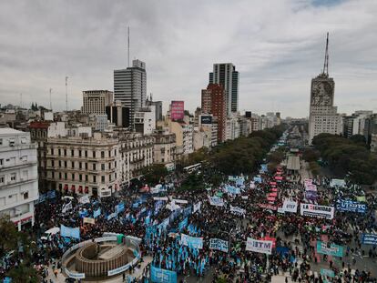 La CGT y otros sindicatos se movilizaron sobre la avenida 9 de Julio para exigir que el Gobierno de Alberto Fernández proteja a los trabajadores en medio de la fuerte crisis y ante las políticas de ajuste que los golpean.