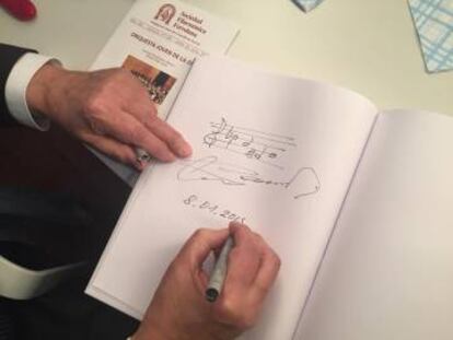 Momento de la firma de Penderecki