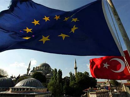 Las banderas de la Unión Europea y Turquía ondean en el Gran Bazar de Estambul.