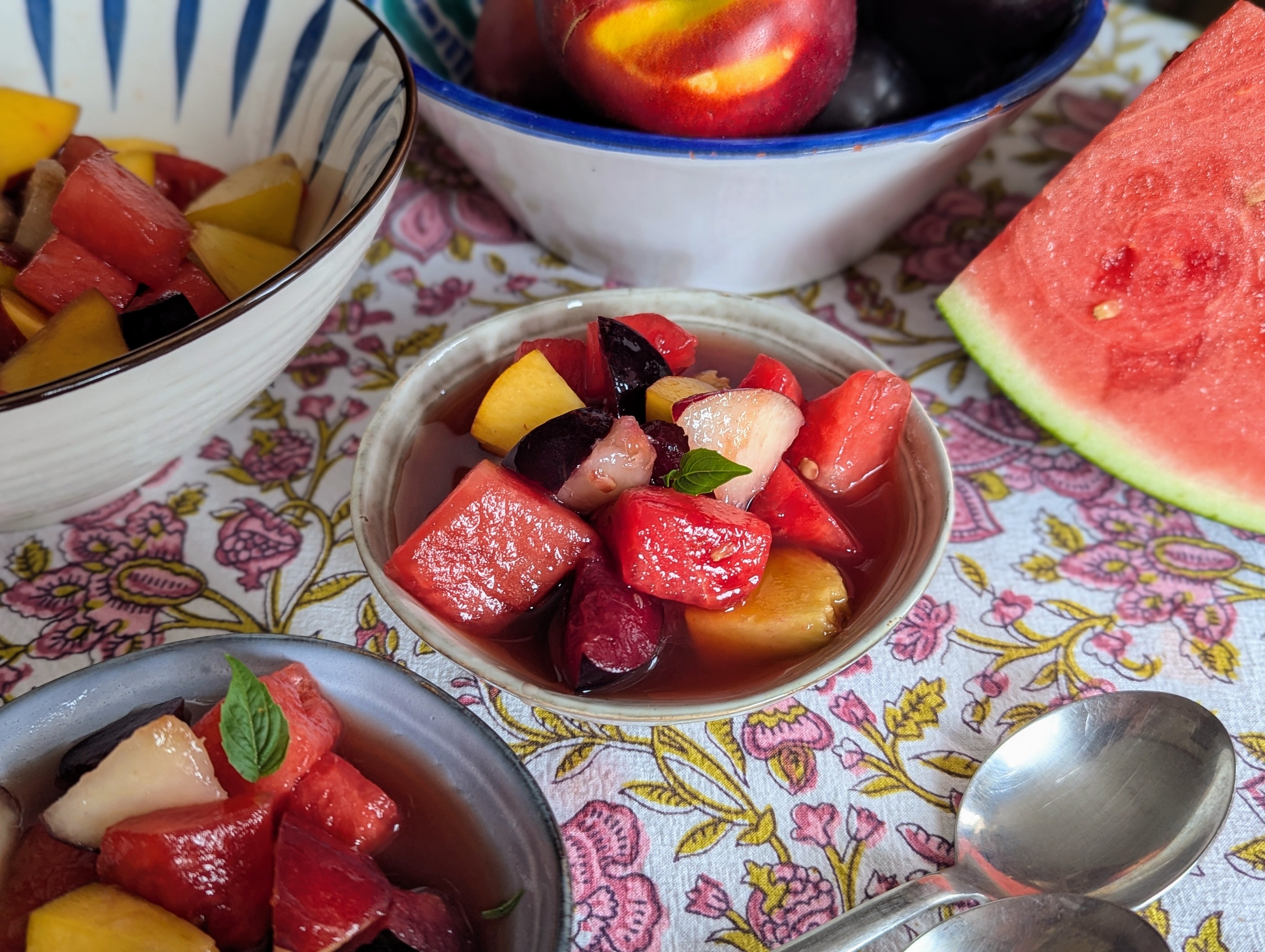 Macedonia de verano con vino dulce, la receta que une el postre y la sobremesa