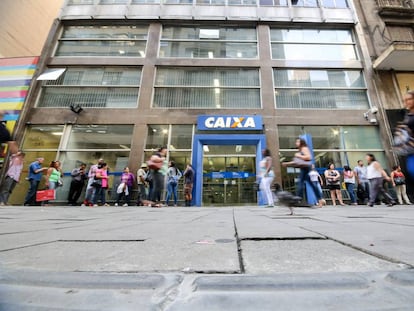 Fila na agência da Caixa no centro de São Paulo nesta sexta-feira.