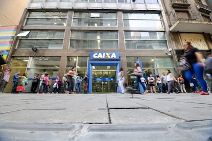 Fila na agência da Caixa no centro de São Paulo nesta sexta-feira.