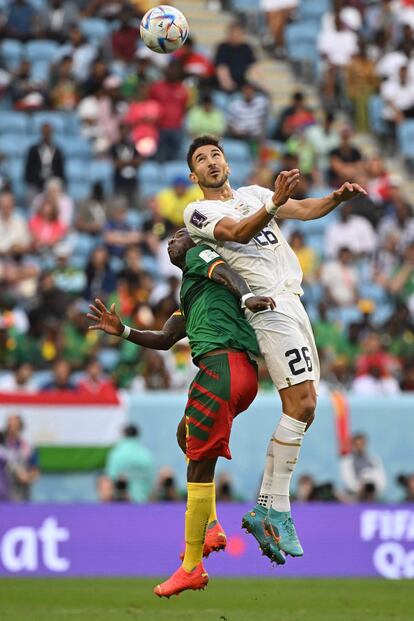 Gael Ondoua, centrocampista de Camerún, se enfrenta a Marko Grujic, de Serbia, durante el partido de este lunes. 