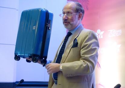 El vicepresidente de la IATA Tom Windmuller muestra el tamaño propuesto para el equipaje de mano.