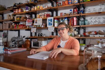 La madrileña Mari Carmen Pinilla, que abrió la tienda y restaurante Canela en rama en Alarcón hace dos años.