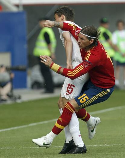 Sergio Ramos pugna por el balón con Filip Djuricic.
