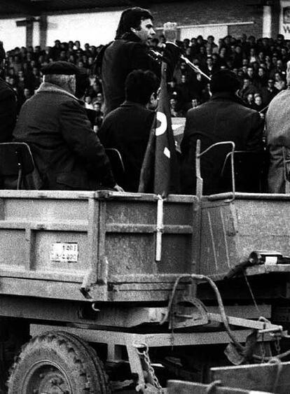 Felipe González da un mitin subido en un tractor en 1979 en Albacete