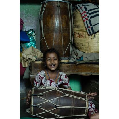 Los niños de Kathputli conviven con el arte tradicional de sus familias desde edades muy tempranas.