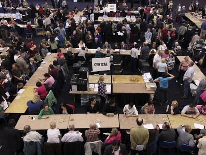 Colegio electoral en el centro deportivo Ponds Forge, en Sheffield, una de las circunscripciones donde se registraron más problemas para votar.
