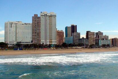 Casi tres millones y medio de personas viven en esta ciudad que es además un destino muy popular del turismo nacional. Mientras los extranjeros se decantan más por Ciudad del Cabo o Johannesburgo,  muchos surafricanos eligen esta ciudad de clima suave y grandes playas.