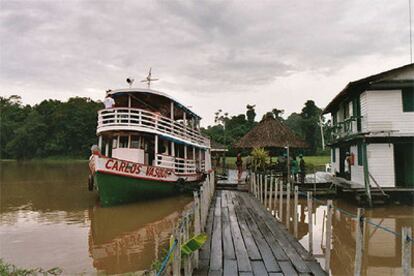 Un típico barco de pasajeros, en el embarcadero de la posada flotante de Mamirauá, en la Amazonia brasileña.