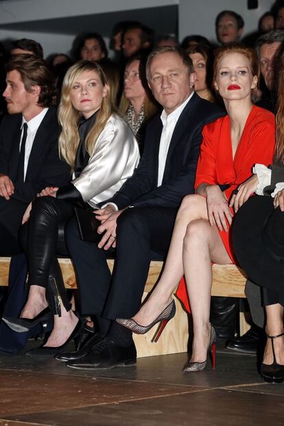 Garrett Hedlund, Kirsten Dunst, Fran&ccedil;ois-Henri Pinault, Jessica Chastain (de izquierda a derecha en la imagen), Lou Doillon, Pierre Berg&eacute; o Catherine Deneuve estuvieron entre los invitados a uno de los desfiles m&aacute;s esperados de la semana de la moda. Slimane no ha concedido ninguna entrevista desde su llegada a la firma. 