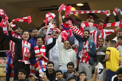 Los aficionados del Atlético de Madrid animan a su equipo en el estadio árabe.