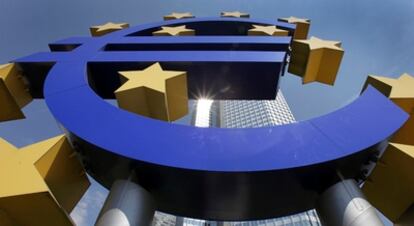 Imagen de la escultura del euro que preside la entrada a la sede del Banco Central Europeo.
