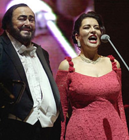 Luciano Pavarotti y Annalisa Raspagliosi, durante su actuación en el desierto de Laguna Salada, cercano a Mexicali, México.