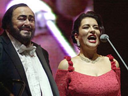 Luciano Pavarotti y Annalisa Raspagliosi, durante su actuación en el desierto de Laguna Salada, cercano a Mexicali, México.
