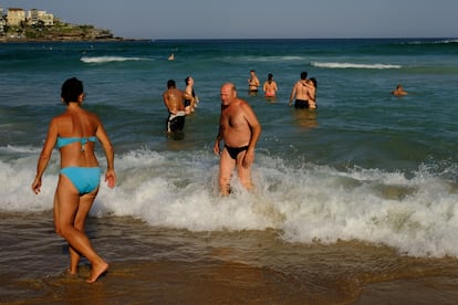 Un hombre en 'speedo' en una playa de Sydney en 2023.