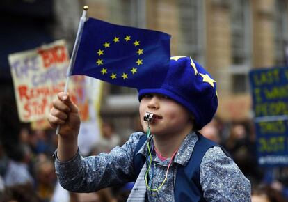 Un niño ondea una bandera europea durante la marcha en la capital británica.