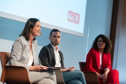 La candidata del PSOE a la alcaldía de Madrid, Reyes Maroto, presenta el proyecto Madrid Próximo, junto al urbanista Antonio Girald y la edil Emma López, este viernes, en la sede del Colegio de Arquitectos en Madrid.