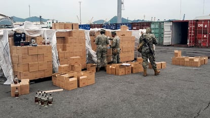 Marinos en el puerto de Manzanillo, el 22 de julio de 2023.