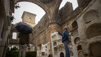 El pueblo que entierra a sus muertos en las ruinas de una iglesia