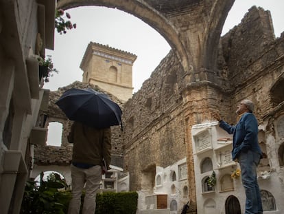 El pueblo que entierra a sus muertos en las ruinas de una iglesia