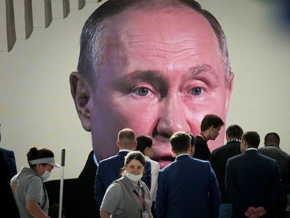 Participantes en el Foro Económico de San Petersburgo observan la intervención de Putin este viernes