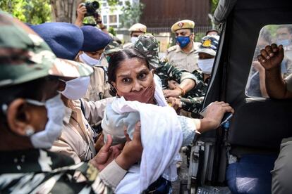 Las fuerzas de seguridad detienen a una manifestante durante una protesta en Nueva Delhi (India), tras el fallecimiento de una joven de 19 años a causa de las heridas sufridas durante una violación.