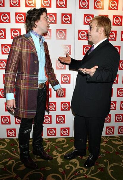 El cantante Elton John y Rufus Wainwright, en la ceremonia de entrega de los Premios Q.