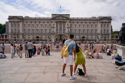 Turistas alrededor del palacio de Buckingham, este miércoles.
