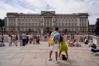 Turistas alrededor del palacio de Buckingham, este miércoles.