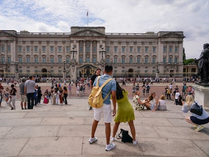 Turistas alrededor del palacio de Buckingham, este miércoles.