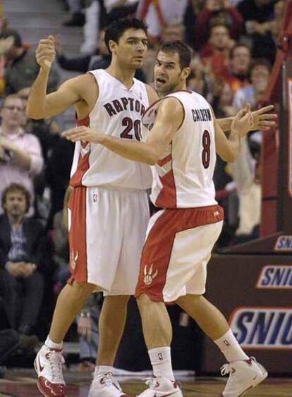 Calderón felicita a Delfino por un triple de éste ante Indiana.