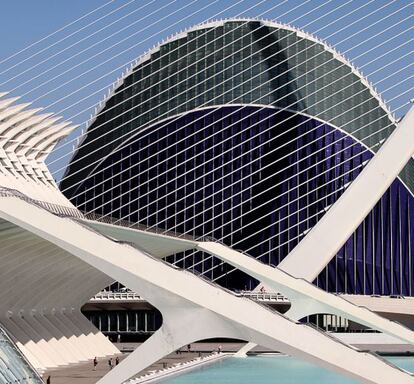 La Ciudad de las Artes y las Ciencias, con el &Aacute;gora al fondo.