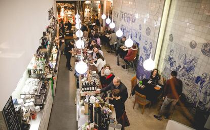 La barra de la gastrotaberna La Bien Pagá, en la calle de la Sociedad de Murcia.
