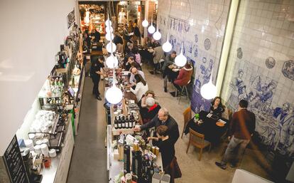 La barra de la gastrotaberna La Bien Pagá, en la calle de la Sociedad de Murcia. 