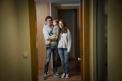 Gillermo y Paulina, con su hijo Álex, en su casa de Tres Cantos.