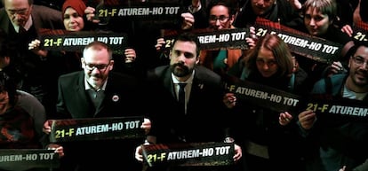 El presidente del Parlament Roger Torrent, junto a los ex presidentes Joan Rigol, Ernest Benach y Núria de Gispert, durante el acto de apoyo a los detenidos por el 1-O y en apoyo a la huelga general.