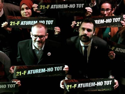 El presidente del Parlament Roger Torrent, junto a los ex presidentes Joan Rigol, Ernest Benach y Núria de Gispert, durante el acto de apoyo a los detenidos por el 1-O y en apoyo a la huelga general.