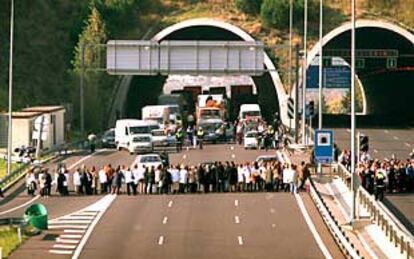 Trabajadores del Hospital de Mataró cortaron la autopista C-32 en ambos sentidos.