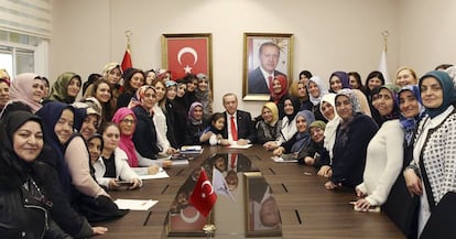 El presidente de Turqu&iacute;a, Recep Tayyip Erdogan, junto a mujeres que apoyan a su partido en una recepci&oacute;n en Estambul el pasado 3 de enero. 