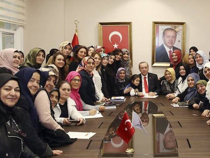 El presidente de Turqu&iacute;a, Recep Tayyip Erdogan, junto a mujeres que apoyan a su partido en una recepci&oacute;n en Estambul el pasado 3 de enero. 