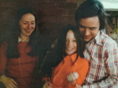 Elizabeth Kendall, su hija, Molly y Bundy, en una imagen del álbum personal de la exnovia del asesino.