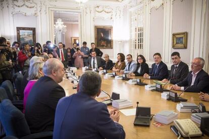 Los expertos, a la izquierda, presentan su informe sobre la nueva Ràdio Televisió Valenciana a la Mesa de las Cortes y al presidente Ximo Puig.