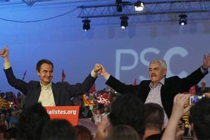 José Luis Rodríguez Zapatero y Pasqual Maragall, ayer en el mitin de inicio de la campaña a favor del nuevo Estatuto catalán, en Cornellà.
