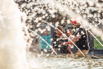 Personas se refrescan en la fuente de la Plaza de Armas de Guadalajara, Jalisco, el 10 de mayo de 2024.